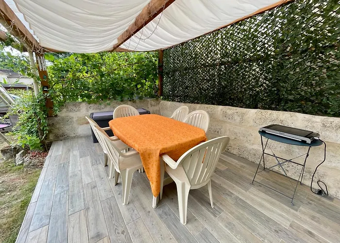 Studio Au Calme Climatise Avec Terrasse